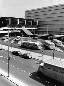 848071 Overzicht van het streekbusstation op het Jaarbeursplein te Utrecht. Met links op de achtergrond Sporthal ...